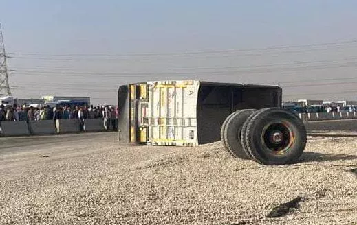 الدونجل الخلفى انفصل عن السيارة والحمولة تفترش جزء الطريق 