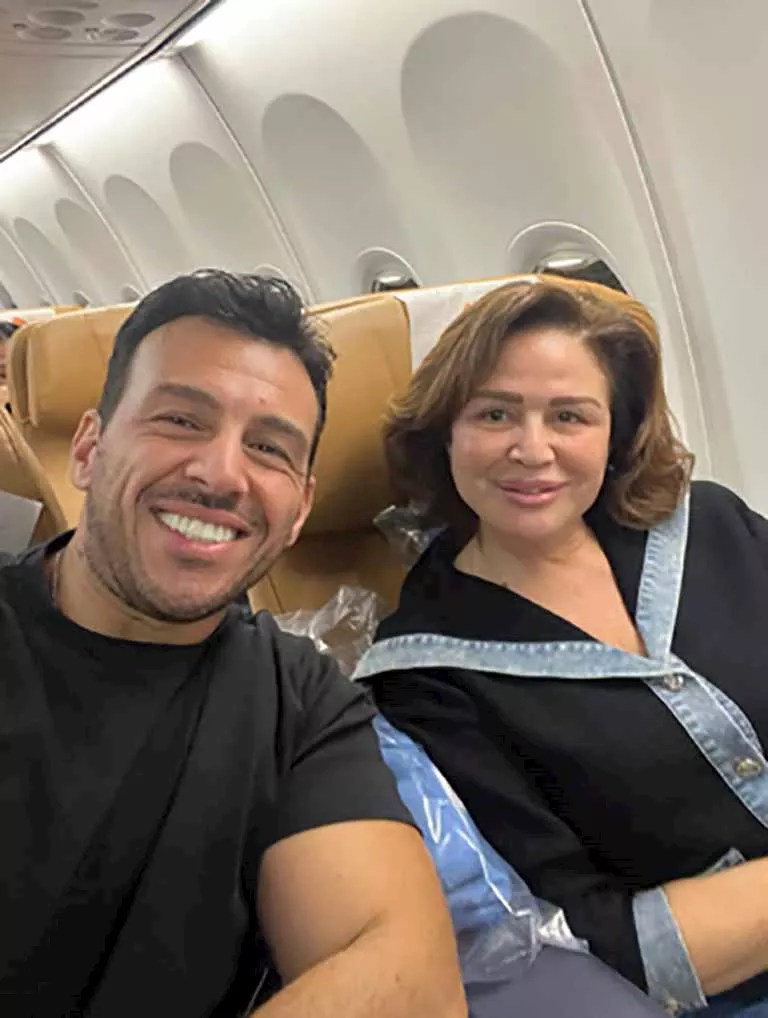 إلهام شاهين ورامي رضوان داخل الطائرة