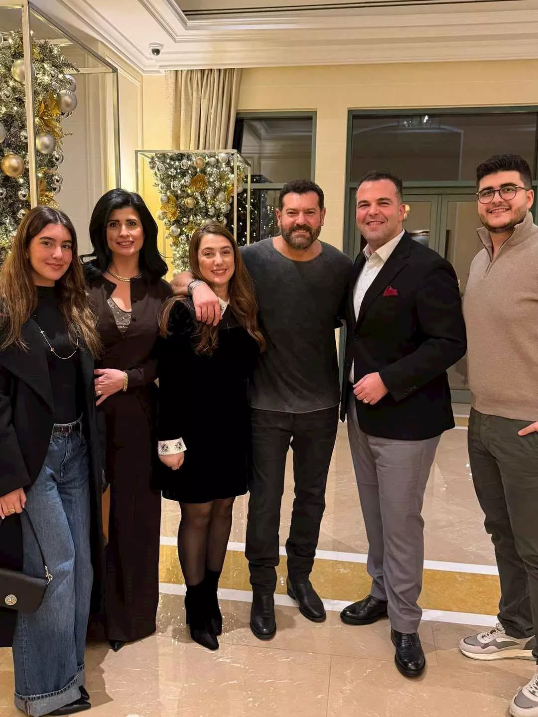 احتفال أنيق.. كندة علوش تعتمد بلوكًا ملكيًا في عيد ميلاد عمرو يوسف