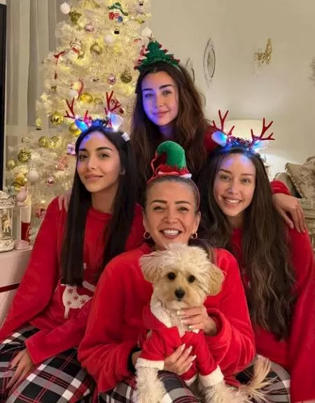 هنا الزاهد مع عائلتها