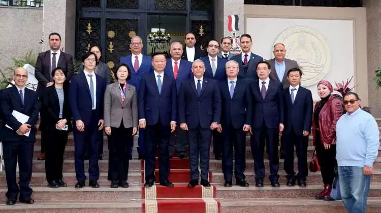 محافظ الإسماعيلية يستقبل وفد بلدية يانغتشو الصينية ويشيد بعمق العلاقات (1)