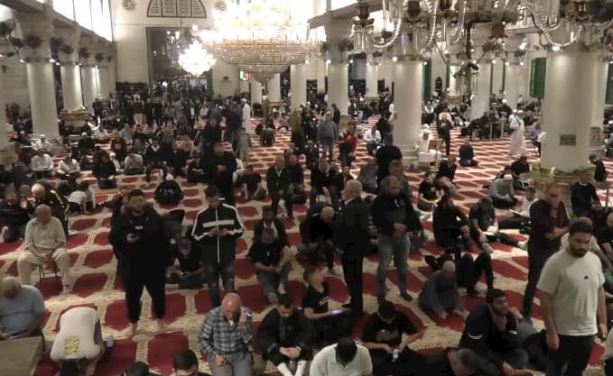  توافد المصلين لأداء صلاتي العشاء والتراويح في المسجد الأقصى (13)