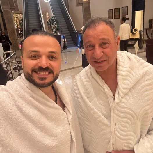 الخطيب يؤدي مناسك العمرة