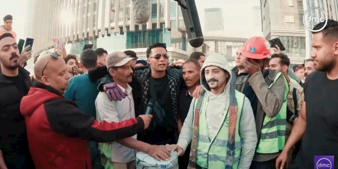 محمد رمضان يوزع 200 ألف جنيه على عمال بالعاصمة الإدارية في مسابقة الريست