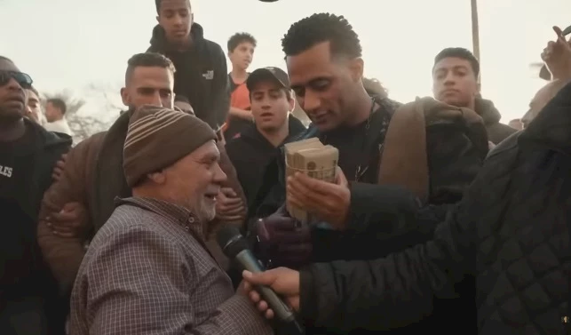 محمد رمضان يهدي رجل مسن مبلغ 100 الف جنيه