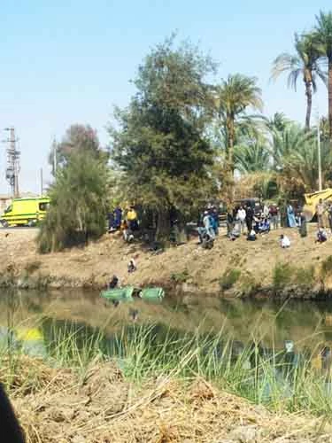 سقوط سيارة بيجو في ترعة الشيخية بقنا (2)