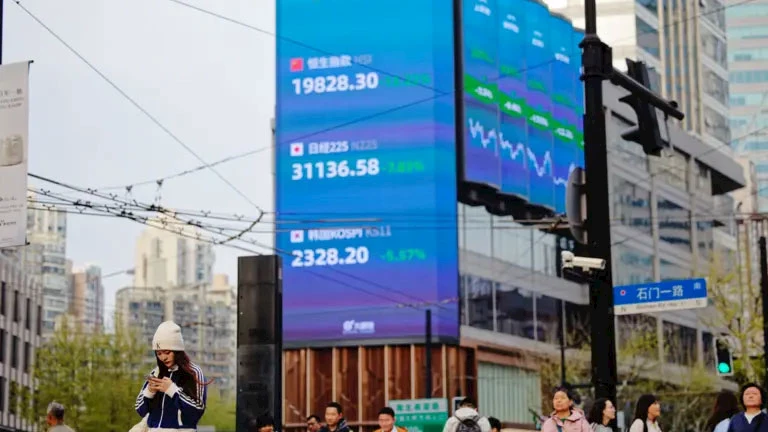 شاشات تعرض بيانات البورصة في شنغهاي في الصين