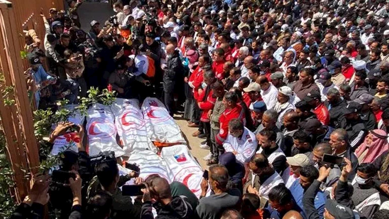 فلسطينيون يصلون الجنازة في خان يونس جنوب قطاع غزة على مسعفين تعرضوا لإطلاق نار إسرائيلي أثناء قيامهم بمهمة إنقاذ