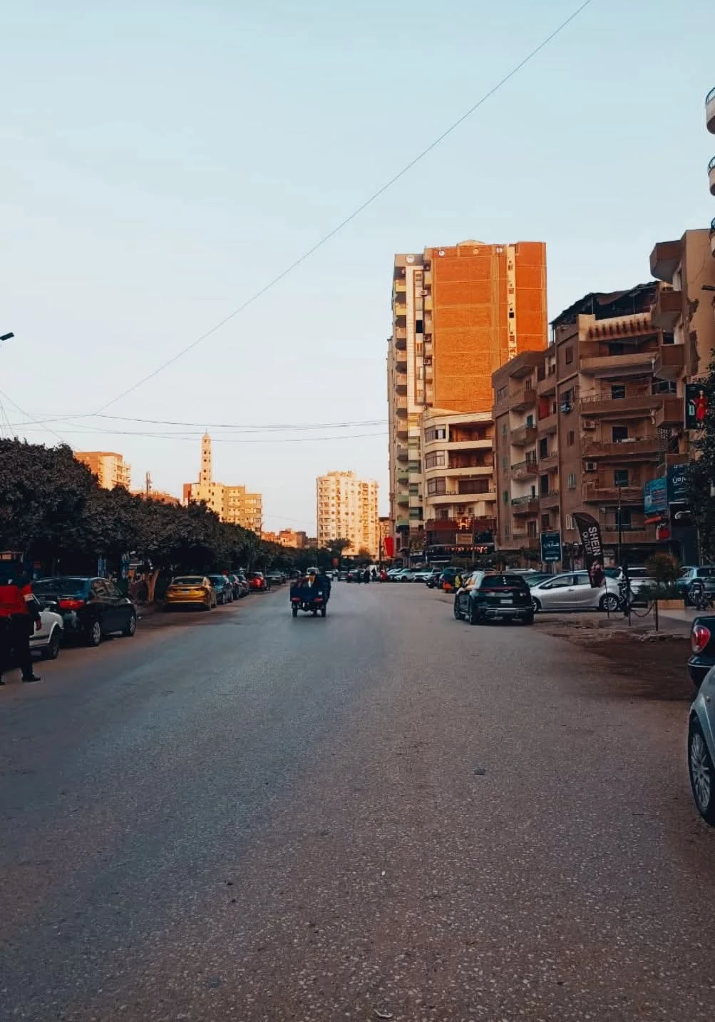 شاب يقتحم منزلا