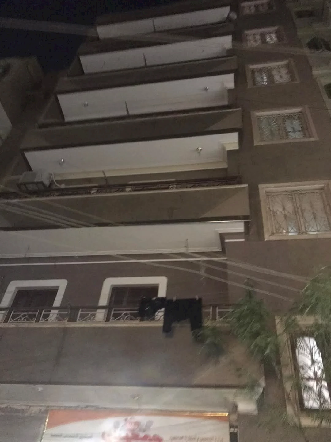 شاب يقتحم منزلا