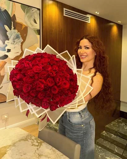 كل يوم معك هو عيد حب.. نسرين طافش تثير الجدل بـبوكيه ورد