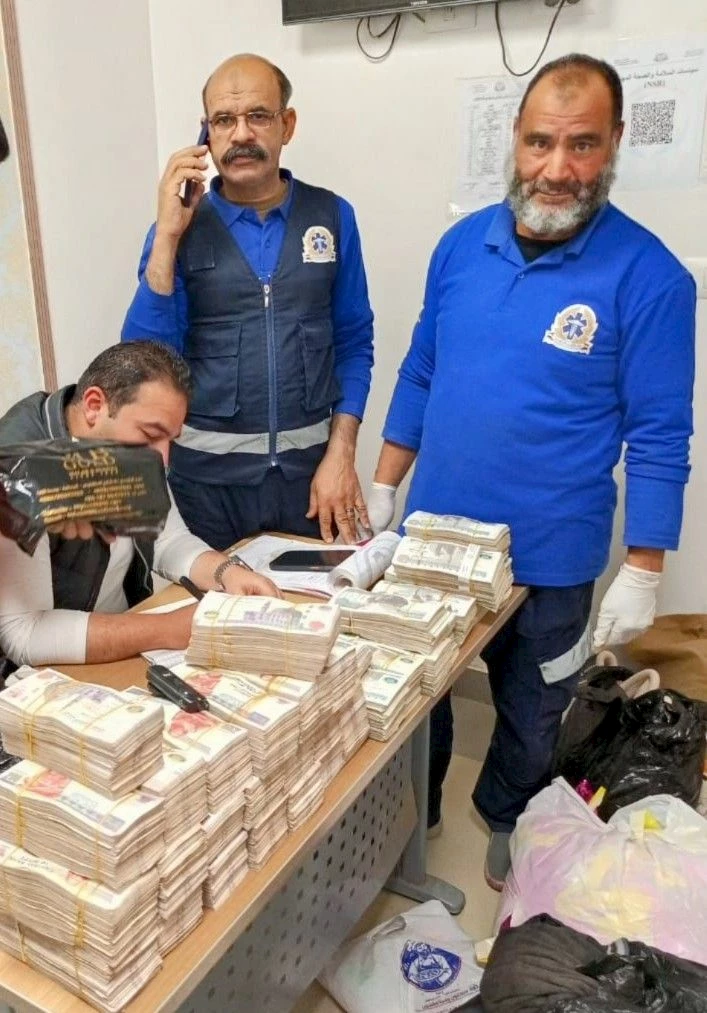 مسعفان يسلمان أمانات