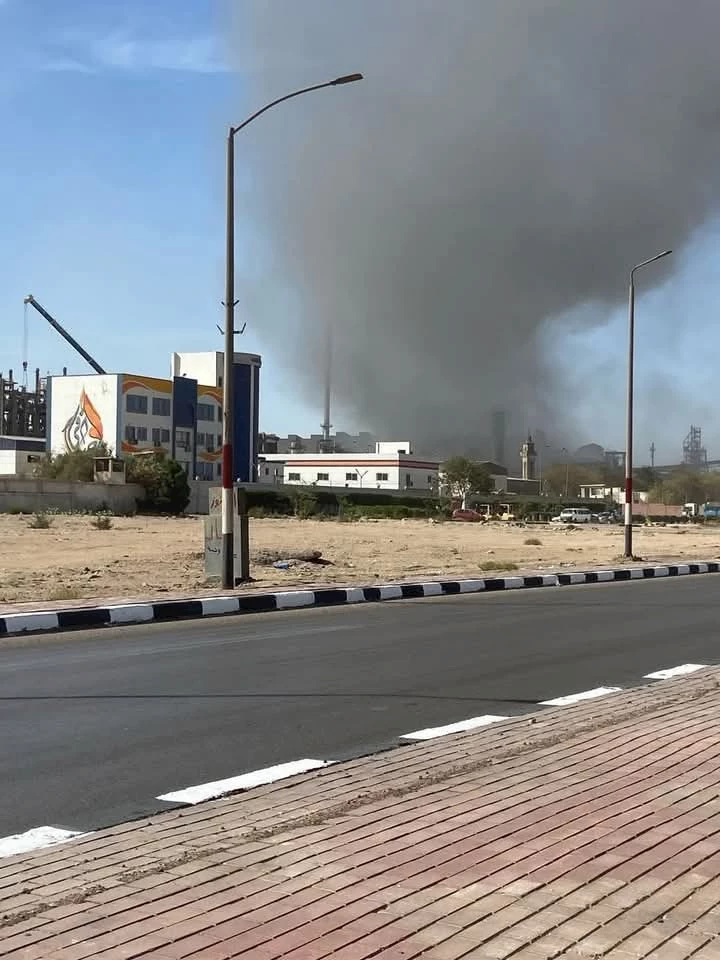 تصاعد ادخنة كثيفة من المصنع 