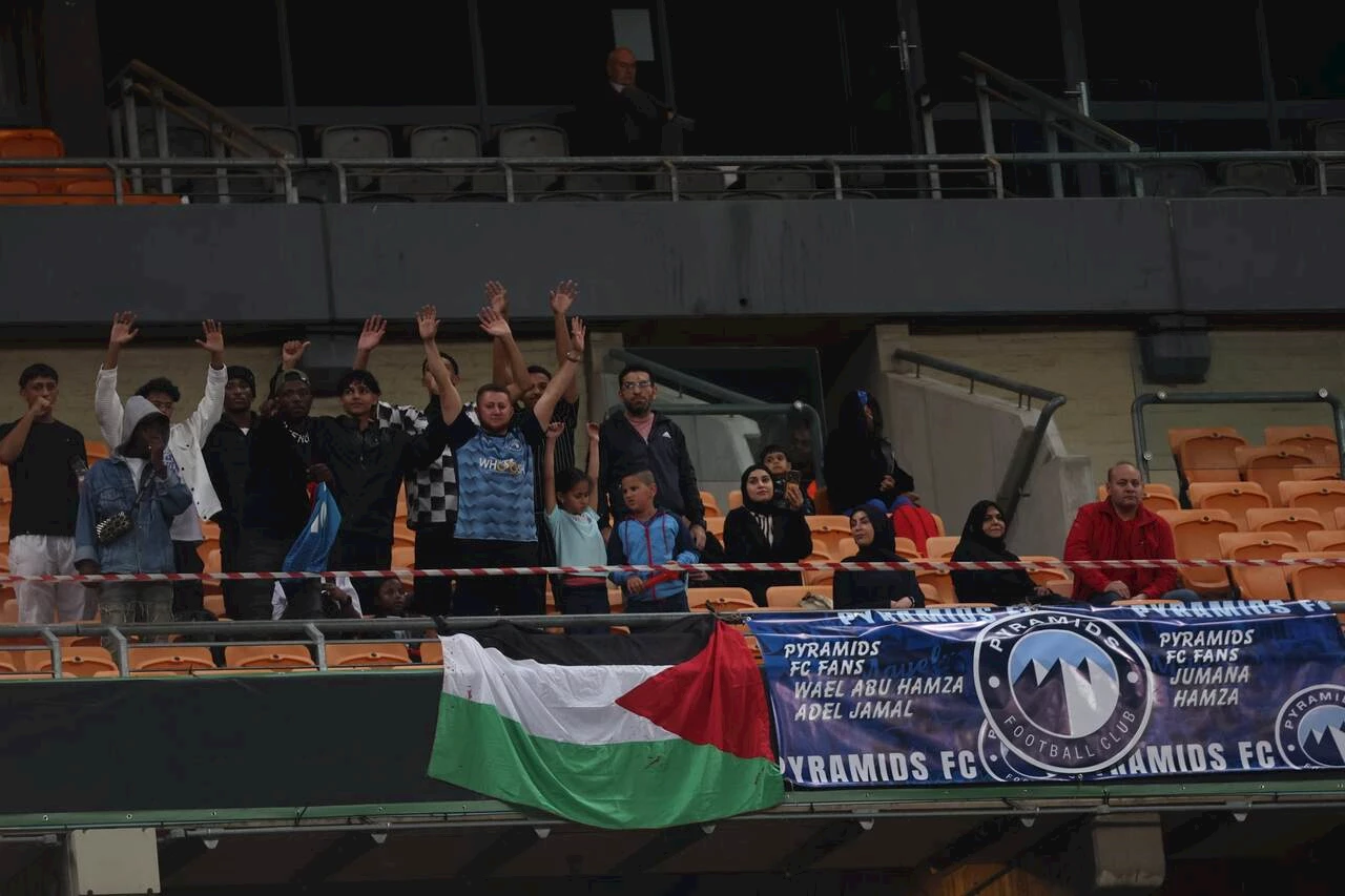علم فلسطين من مباراة بيراميدز وأورلاندو بايرتس