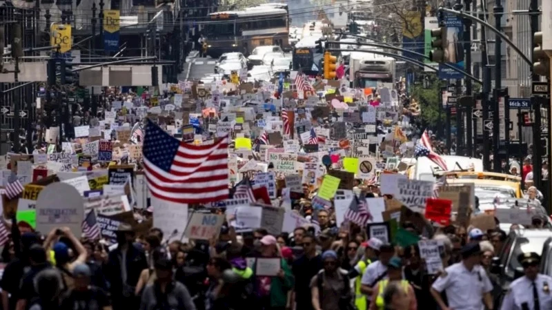 آلاف الأمريكيين يتظاهرون في أنحاء الولايات المتحدة احتجاجًا على قرارات ترامب