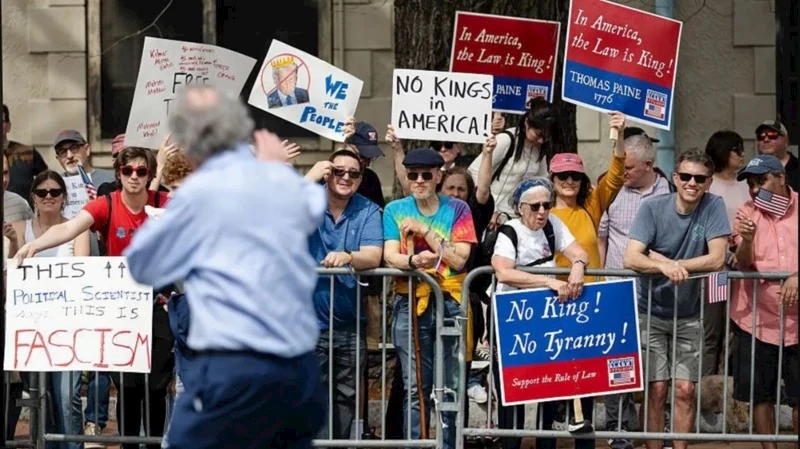 آلاف الأمريكيين يتظاهرون في أنحاء الولايات المتحدة احتجاجًا على قرارات ترامب