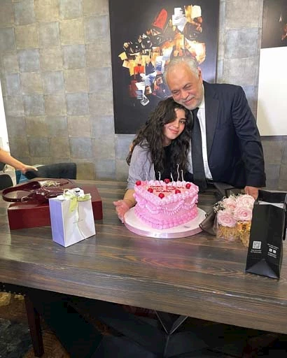 اشرف زكي وروجينا ومايا يحتفلون بعيد ميلاد مريم (2)