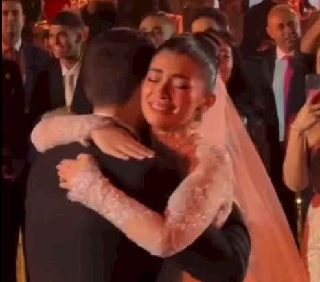 بكاء ليلى أحمد زاهر في فرحها