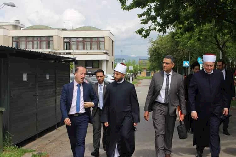  وزير الأوقاف يغرس شجرة بمحيط النصب التذكاري للشهداء في زغرب 