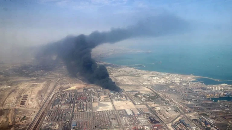 لا تزال الحرائق مشتعلة بعد مرور يوم كامل من الانفجار