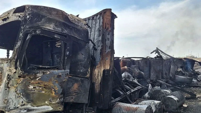 شاحنة متفحمة في موقع الانفجار الذي وقع في ميناء شهيد رجائي