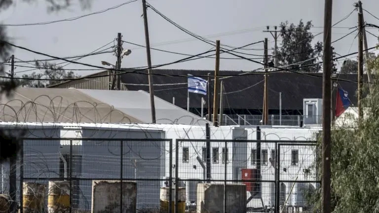 تم احتجاز الأشخاص الذين أجرينا معهم المقابلات في البداية في معتقل سيدي تيمان، وهو ثكنة تابعة للجيش الإسرائيلي وكان مركزًا لادعاءات خطيرة بشأن معاملة الفلسطينيين