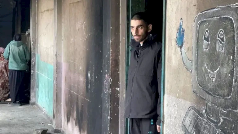 قال حمد الدحدوح إنه تعرض لضرب مبرح أدى إلى كسر قفصه الصدري