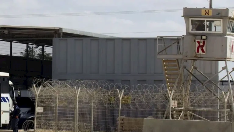 قال عمر وعبد الكريم مشتهى إن الضرب في سجن كتسيعوت، الذي تم تصويره هنا في عام 2011، كان شديداً وكان الطعام محدوداً