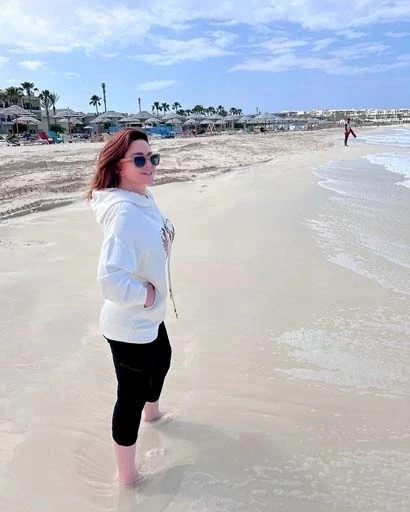 إلهام شاهين تنشر صورا وسط البحر من الساحل الشمالي.. والجمهور يعلق