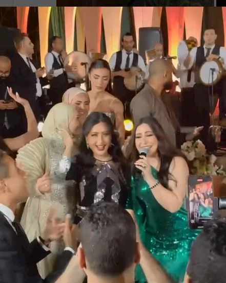 رقص بوسي ولطيفة بحفل زفاف ابن أمير عبدالمجيد (7)
