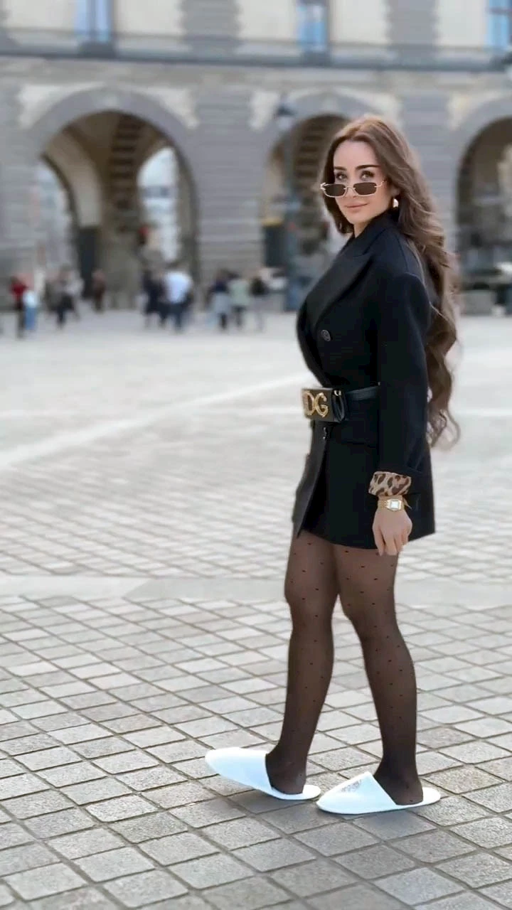 شبشب حمام وفستان قصير.. إطلالة غريبة لـ هنا الزاه 1