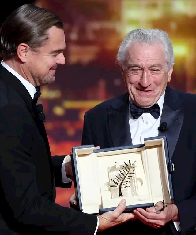 ليوناردو دي كابريو يسلم روبرت دي نيرو جائزة السعفة الذهبية بمهرجان كان