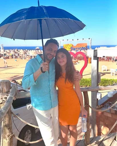 مصطفى قمر مع ابنته (3)