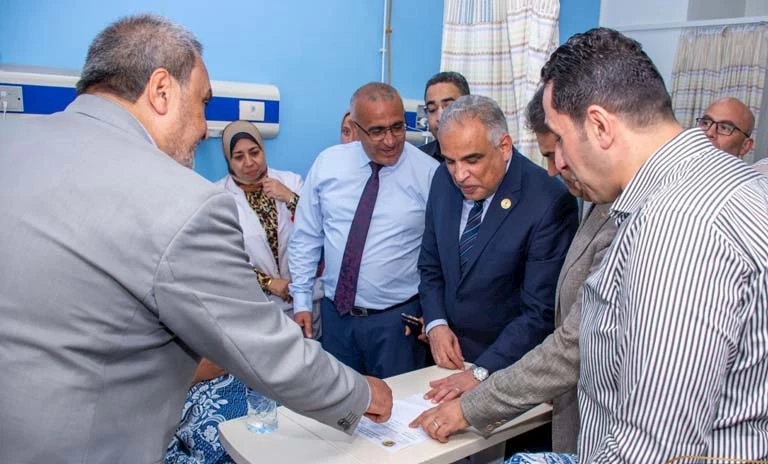 رئيس جامعة طنطا خلال زيارة طالبات علوم الرياضة (2)