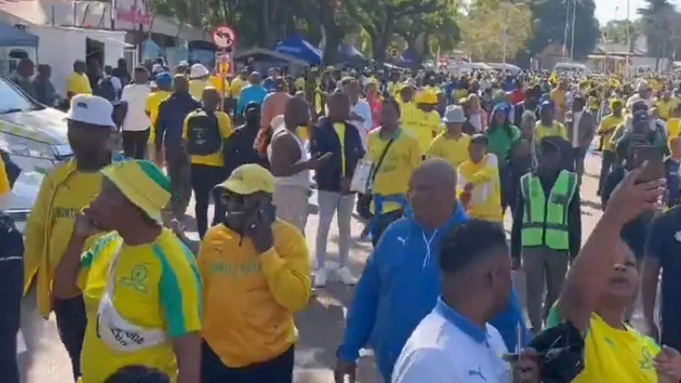 توافد جماهير صن داونز بأعداد كبيرة قبل مباراة بيراميدز