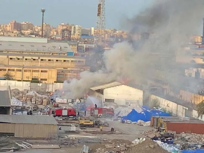 حريق داخل المنطقة الحرة للاستثمار (2)