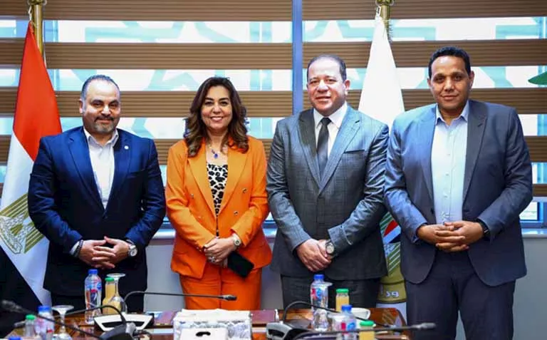 جانب من اجتماع الدكتورة منال عوض وزيرة التنمية المحلية (1)