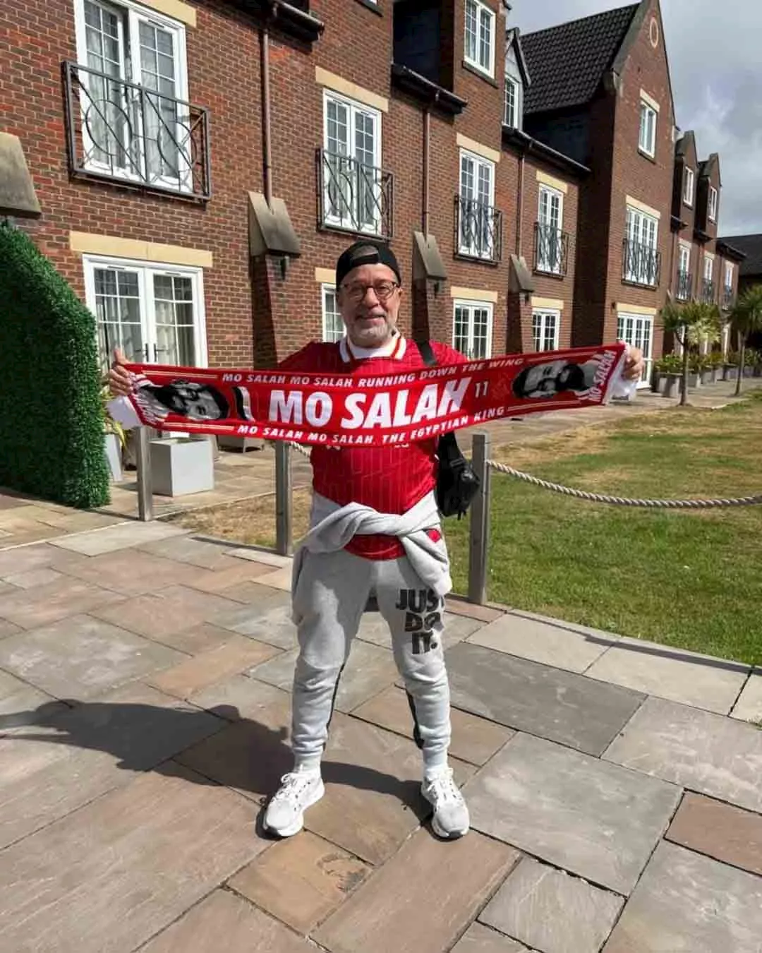 شريف منير يشارك متابعيه صورًا من داخل ليفربول 1