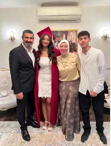 ياسر جلال مع ابنته قدرية من حفل التخرج (2)