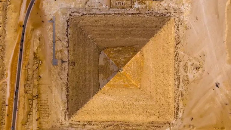 صورة جوية لهرم الملك (خع-ف-رع) من الأسرة الرابعة)