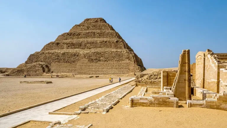 الهرم المدرج للملك جسر من الأسرة الثالثة