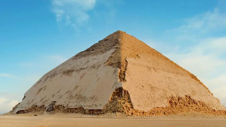 الهرم منكسر الأضلاع من عهد الملك سنفرو في دهشور من عصر الأسرة الثالثة
