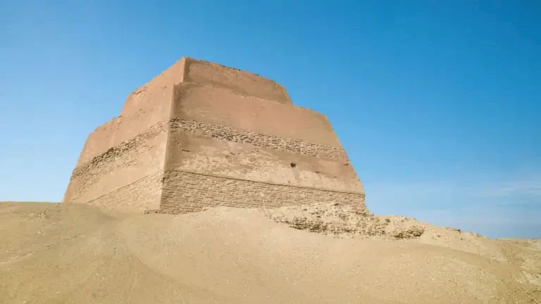 هرم ميدوم بُني في عهد الملك سنفرو
