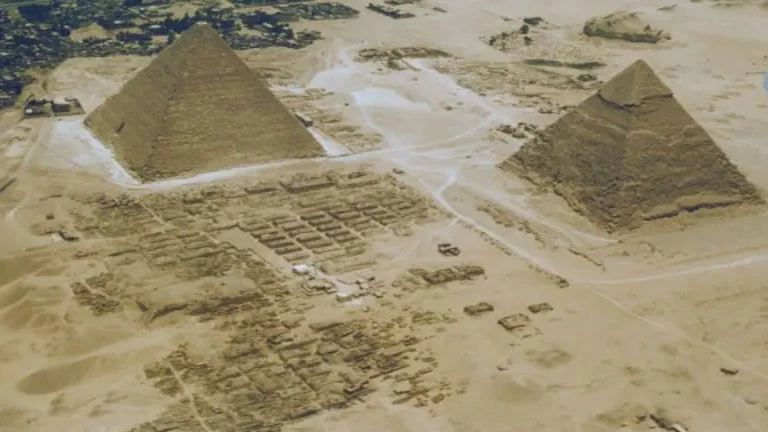 صورة جوية لمجموعة أهرام الجيزة ومقابر النبلاء وكبار رجال الدولة في حاشية الملك