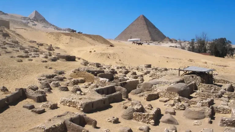 مقابر العمال بناة الهرم بجوار أهرامات الجيزة