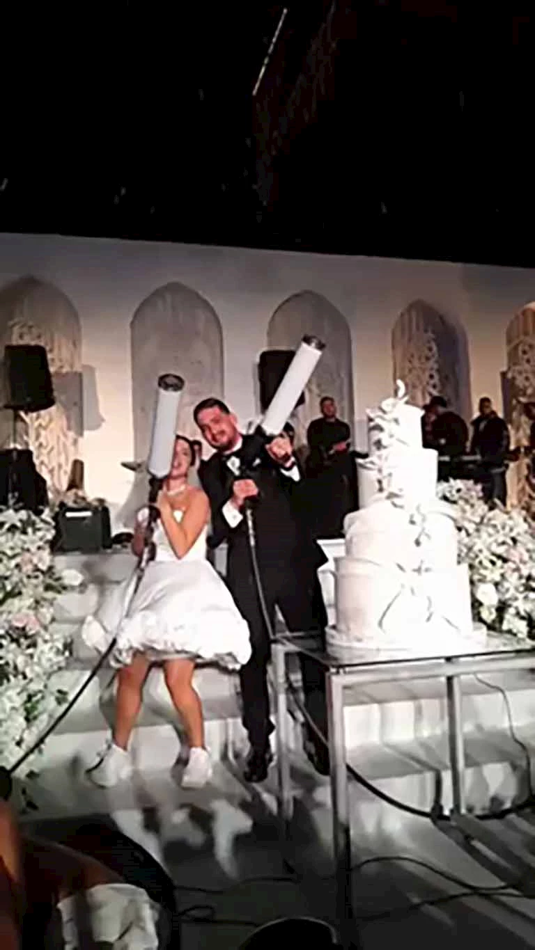 بالفيديو.. رنا رئيس وزوجها يحتفلان بإطلاق رشاشات الدخان في حفل زفافهما