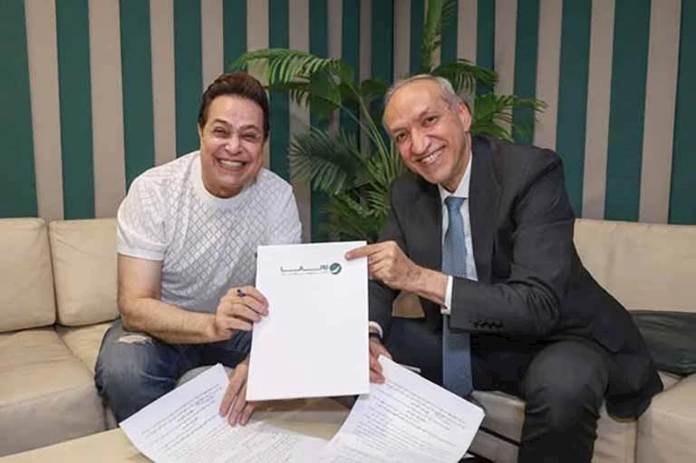 بعد التوقيع مع محمد منير وأحمد سعد.. روتانا تتعاقد مع حكيم