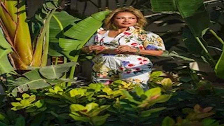 دي أصغر مني..جلسة تصوير لـ ليلى علوي تثير تفاعل الجمهور