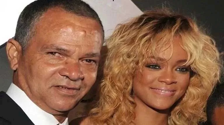 وفاة والد ريهانا عن عمر يناهز 70 عامًا_9