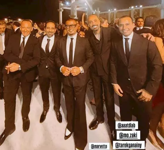 إيه البنطلون والشوز دا؟.. عمرو دياب يثير الجدل على السوشيال ميديا_3